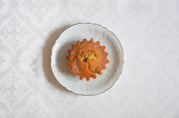 Beyaz arka planda kuru üzümlü kek. Ev yapımı kekler, tatlı tatlılar..