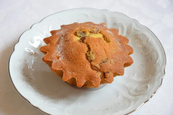 Cupcake Met Rozijnen Een Witte Achtergrond Zelfgemaakt Gebak Zoet Dessert — Stockfoto
