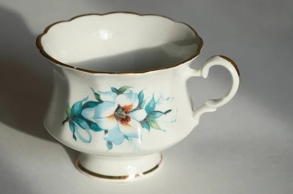 白い背景に花模様のティーマグカップ — ストック写真