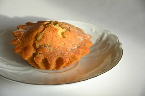 Cupcake Met Rozijnen Een Witte Achtergrond Zelfgemaakt Gebak Zoet Dessert — Stockfoto