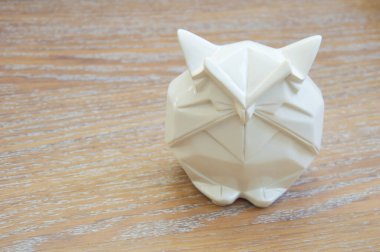 Hafif arka planda dekoratif beyaz baykuş. İç mekanın dekoru.