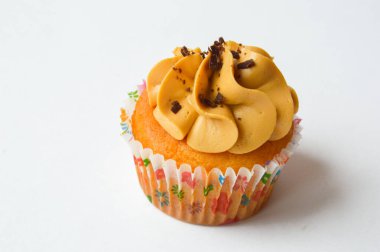 Kremalı çörek. Lezzetli kek. Beyaz arka planda kremalı ve fındıklı lezzetli bir pasta. Ev yapımı hamur işi.