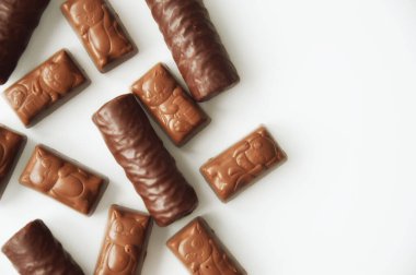 Beyaz arka planda çikolatalı şekerler.