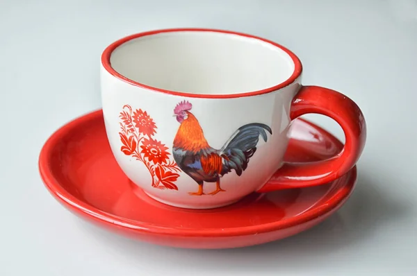 白い背景に赤いプレートを持つ鶏のイメージとホワイトカップ — ストック写真