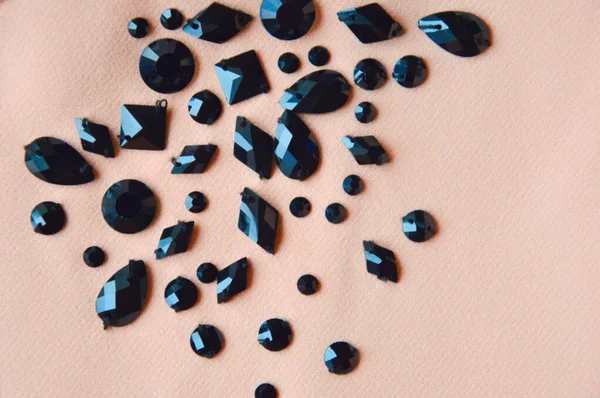 Siyah taşlı pembe kumaş dokusu. Tasarım için arkaplan.