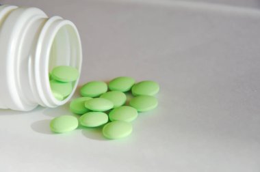 Hafif arka planda tabletler. İnsanlar için ilaçlar. İlaç..