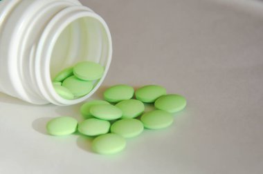 Hafif arka planda tabletler. İnsanlar için ilaçlar. İlaç..