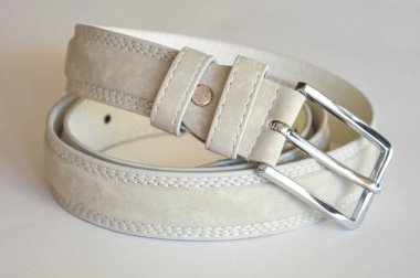 Deri kemer. açık arkaplanda beyaz kemer.