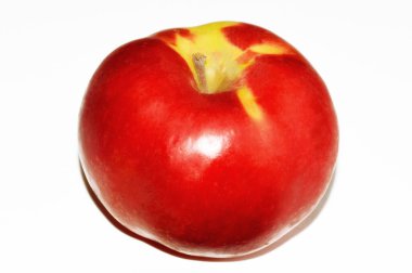 Beyaz arka planda kırmızı elma. olgun meyve.