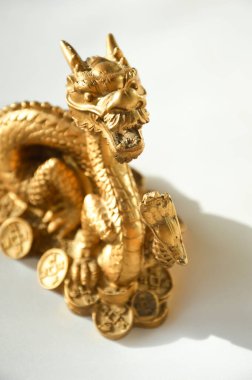 Altın ejder. Efsanevi bir hayvanın heykeli. 