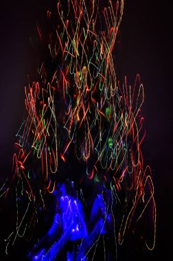 Soyutlama. Neon, tasarım için arka plan. koyu arkaplanda renkli çizgiler. 