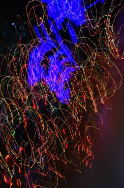 Soyutlama. Neon, tasarım için arka plan. koyu arkaplanda renkli çizgiler. 