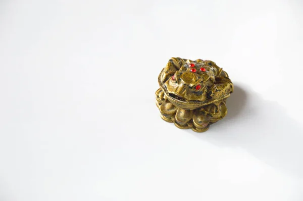 Žabí Figurka Mincemi Červenými Kameny Bílém Pozadí — Stock fotografie