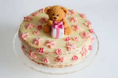 Krema çiçekli pasta ve bir ayı. Fırın ürünleri. Şekerleme ürünü.