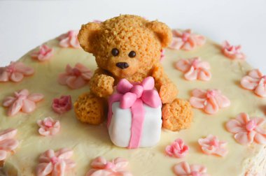 Krema çiçekli pasta ve bir ayı. Fırın ürünleri. Şekerleme ürünü.