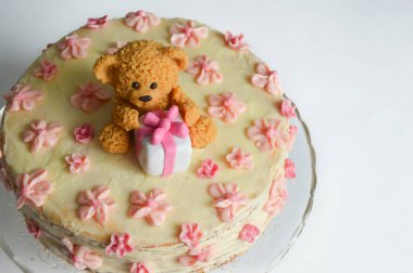 Krema çiçekli pasta ve bir ayı. Fırın ürünleri. Şekerleme ürünü.