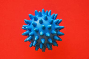 Bir virüs hücresi. Coronavirus, covid 19, kırmızı arka planda mavi top..