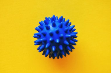 Bir virüs hücresi. Coronavirus, covid 19, sarı arka planda mavi top..