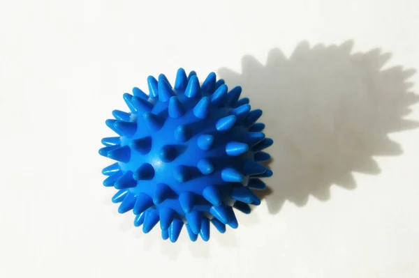 Ένα Κύτταρο Ιού Coronavirus Covid Μπλε Μπάλα Λευκό Φόντο — Φωτογραφία Αρχείου