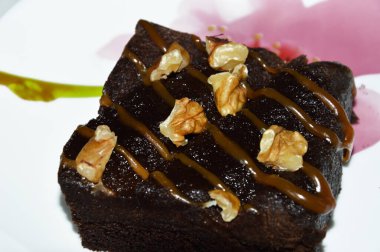 Cevizli çikolatalı pasta. Kek. Tatlı tatlı.