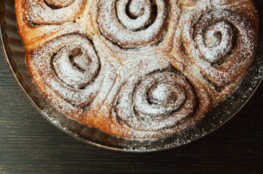 Ev yapımı kek. Tarçınlı kek ve pudra şekerli. Tatlı lezzetli..