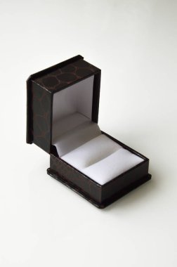 Yüzük kutusu. Beyaz arkaplanda hediye paketi.