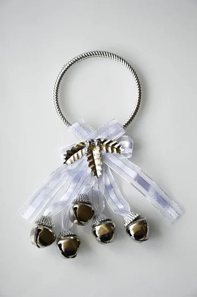 内部的节日装饰 新年和圣诞节的设计 门上挂着带子的铃铛 — 图库照片