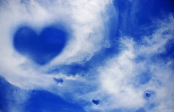 Kalp ile mavi gökyüzü