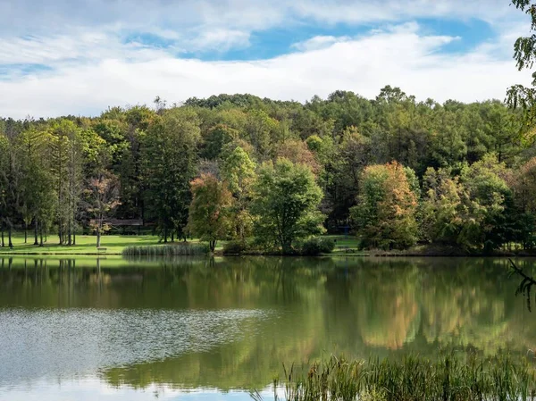 Twin Lakes Laurel Highlands Pennsylvania Água Com Linha Árvores Refletindo — Fotografia de Stock