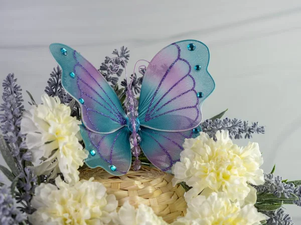 Лавандовый Венок Белыми Гвоздиками Сине Фиолетовой Сетчатой Бабочкой Драгоценными Камнями — стоковое фото