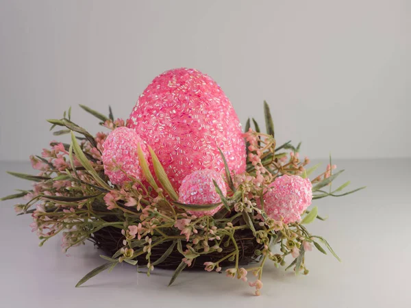 Большое Розовое Пасхальное Яйцо Меньших Розовых Пасхальных Яйца Сидят Розовом — стоковое фото