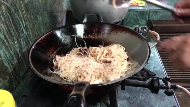 프라이팬에서 요리하는 모습의 — 비디오