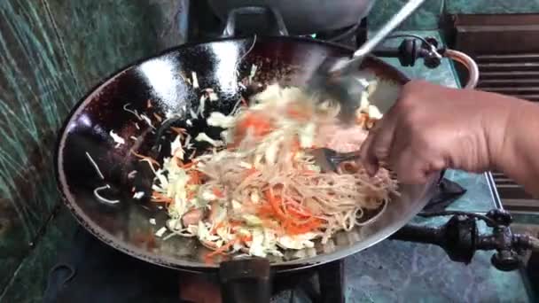 프라이팬에서 요리하는 모습의 — 비디오