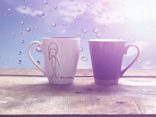 Zwei Tassen Auf Holztisch Mit Regentropfen Auf Hintergrund Gekritzel Eines — Stockfoto