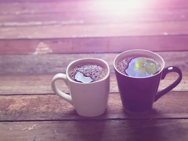 Twee Koffiekopjes Houten Tafel Met Kopieerruimte — Stockfoto