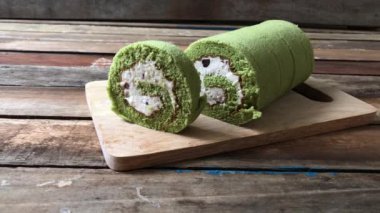 Tahtada dilimlenmiş yeşil sünger keki.