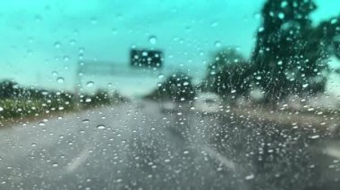 Yağmurlu bir günde pencereden dışarı bakarak nakliye aracında hareket etmek