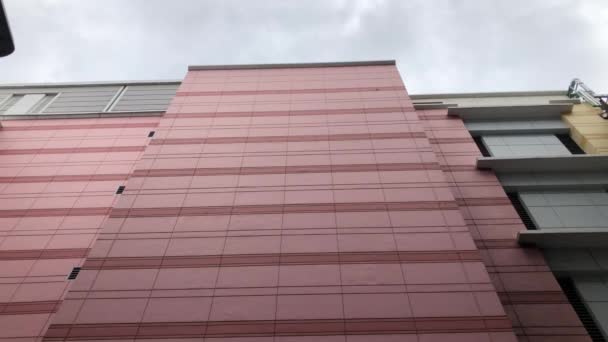 Фасад Сучасного Будинку Сірими Важкими Хмарами Небі — стокове відео