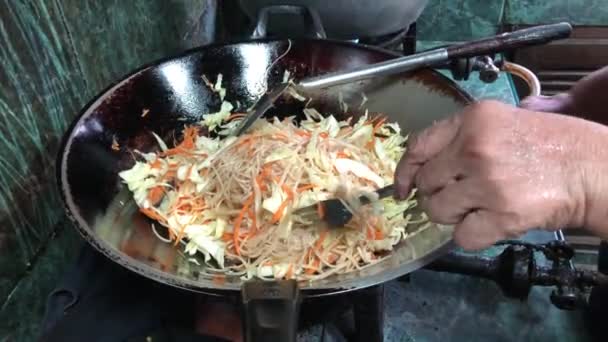 Primer Plano Fideos Cocina Hombre Wok — Vídeo de stock