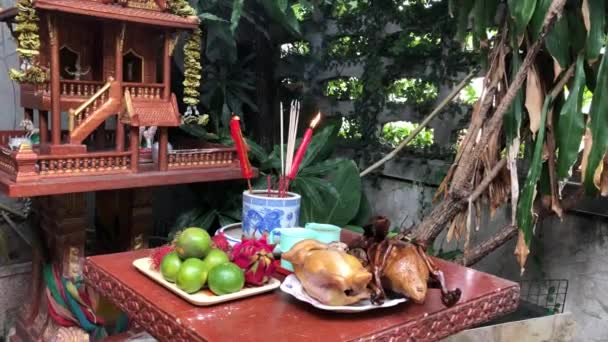 Altar Asiático Con Comida Festiva — Vídeos de Stock