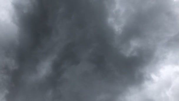 Ciel de mauvais temps avec nuages gris pluvieux et vent fort 