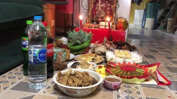 Γιορτάζοντας Θρησκευτικές Γιορτές Βωμό Και Φαγητό Στο Σπίτι — Αρχείο Βίντεο