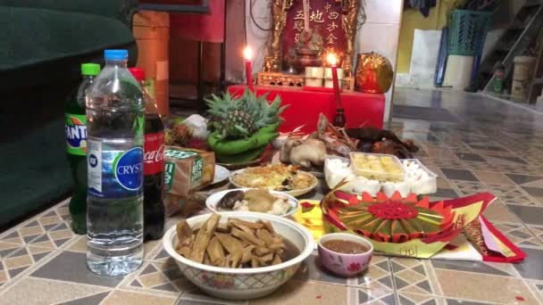 Celebrando Feriado Religioso Com Altar Comida Casa — Vídeo de Stock