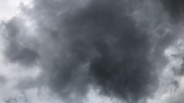 Ciel de mauvais temps avec nuages gris pluvieux et vent fort 
