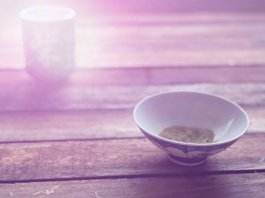 Tahta masanın üzerinde sokağa çıkma yasağı tozu olan kaseyi kapat.