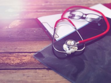 Stetoskop, X-ray gölge ve gözlüğü pano arka planında kapat