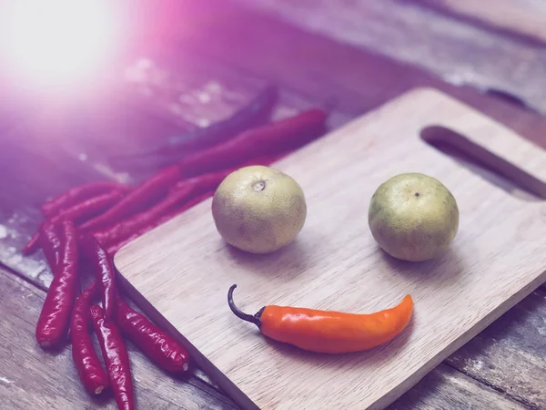 Primer Plano Chiles Limas Sobre Tabla Cortar Madera — Foto de Stock