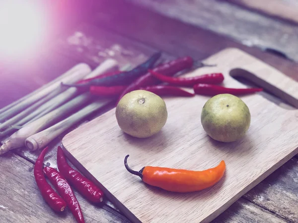 Nahaufnahme Von Chilischoten Und Limetten Auf Einem Holzschneidebrett — Stockfoto