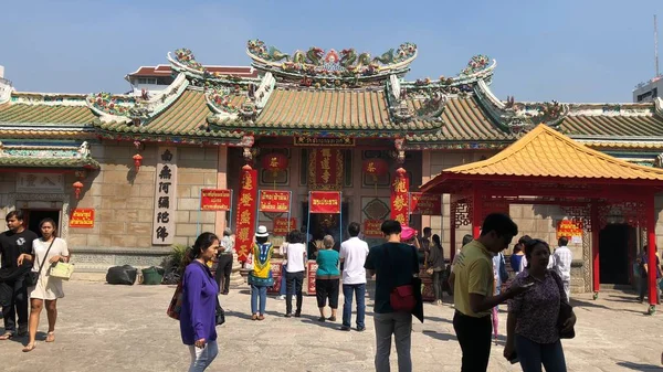 Atmosphere Many Anonymous People Tourists Worship Pray Buddha Dragon Temple — ストック写真