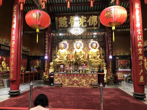 Atmosphere Many Anonymous People Tourists Worship Pray Buddha Dragon Temple — Stok fotoğraf